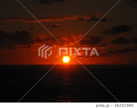 【山形県鶴岡市】　日本海と夕陽 26202960