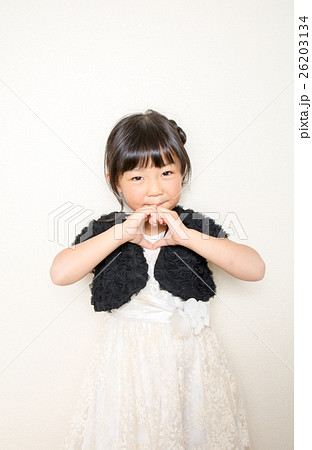 ハートマークを作る女の子 26203134