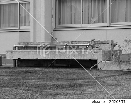 小学校の外水道　モノクロ 26203554