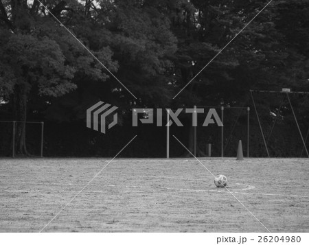校庭のサッカーボール　モノクロ 26204980