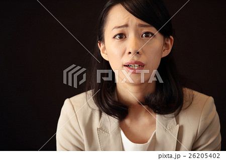訴える若い女性 訴える若い女性 26205402