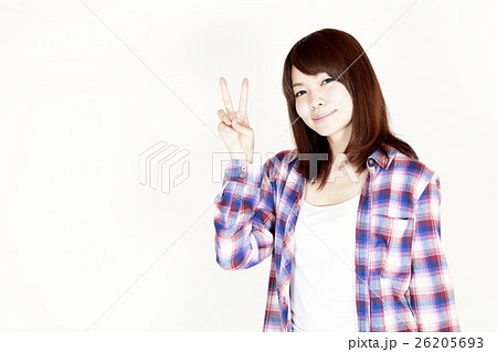ポラロイド写真 ピースサイン 女性 ピースサインをする若い女性の写真素材 [FYI07883867] | ストック