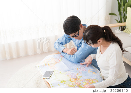 海外旅行の計画をするカップル 海外旅行の計画をするカップル 26206540