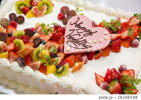 フルーツいっぱいのウエディングケーキの写真素材 26206598 Pixta
