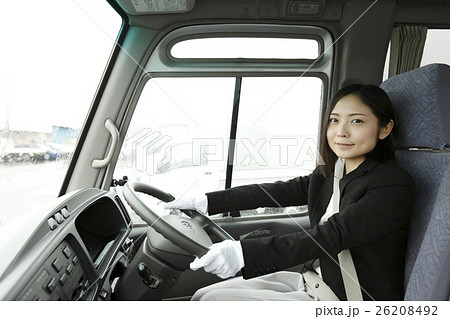 女性バス運転士イメージ 26208492