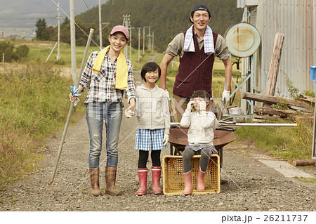 田舎で暮らす家族　移住イメージ 26211737