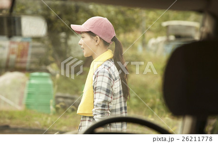田舎暮らしの女性 田舎暮らしの女性 26211778