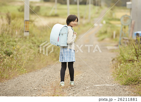 田舎暮らしの子供の写真素材
