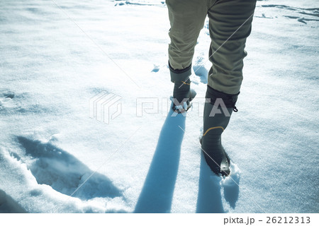 雪を歩くの写真素材