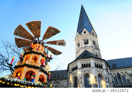 ドイツ・ボンのクリスマスピラミッドと教会 26212972