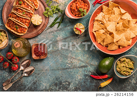 traditional mexican food 26214156