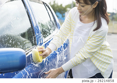 洗車する女性 26214858