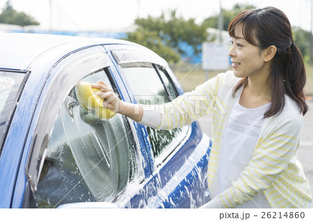 洗車する女性 26214860