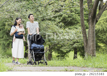 公園で散歩する赤ちゃんと両親 公園で散歩する赤ちゃんと両親 26215383