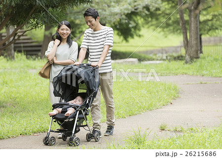 公園で散歩する家族 26215686
