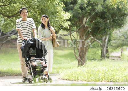 公園で散歩する家族 26215690