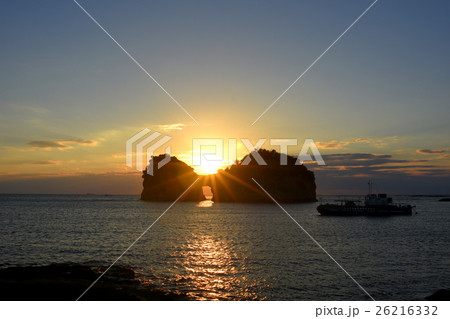 和歌山県 夕陽に光る円月島 和歌山県 夕陽に光る円月島 26216332