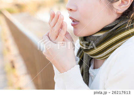 手が冷える女性 手が冷える女性 26217613