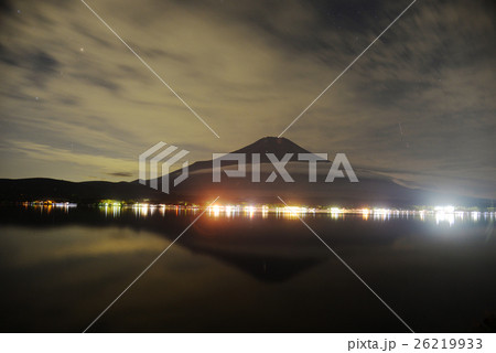 富士山　3776m　山中湖　夜明け　自然　コピースペース　世界遺産　空　雲　 26219933