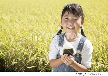 おにぎりを持った子供 26221709