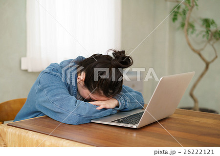 疲れる女性 26222121