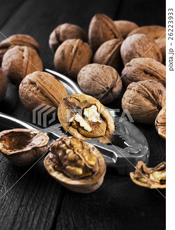 Walnut kernels and whole walnuts Walnut kernels and whole walnuts 26223933
