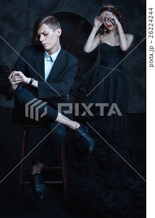 Stylish man and weeping queen. Stylish man and weeping queen. 26224244