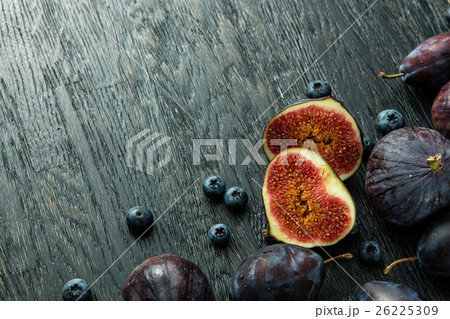 sliced figs and ripe berries 26225309