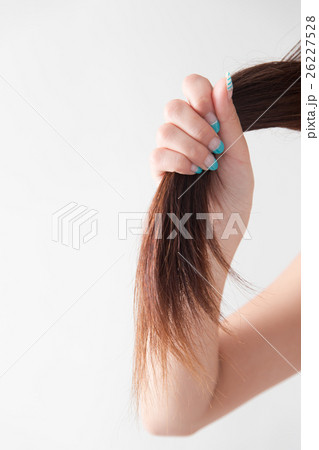 髪の毛を触る女性 白バックの写真素材