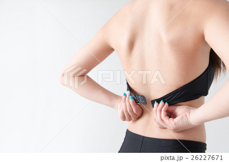 下着をつける女性・白バック 下着をつける女性・白バック 26227671