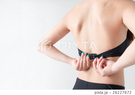 下着をつける女性・白バック 下着をつける女性・白バック 26227672