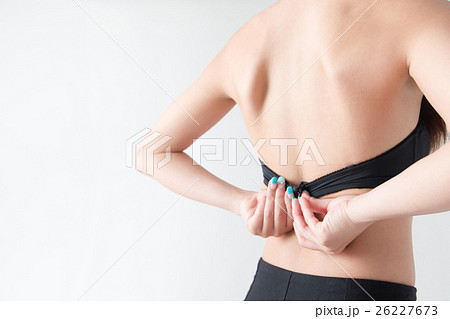 下着をつける女性・白バック 下着をつける女性・白バック 26227673