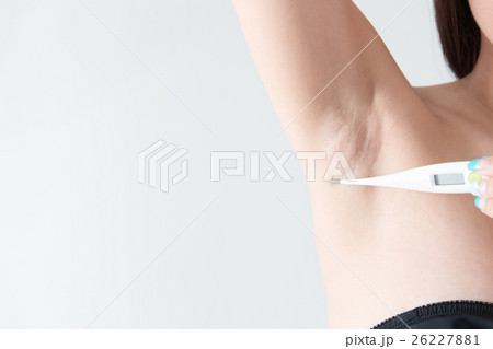体温を計る女性・白バック 体温を計る女性・白バック 26227881