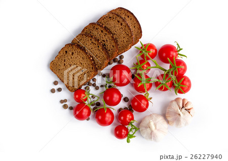 Composition of black bread, tomatoes and garlic Composition of black bread, tomatoes and garlic 26227940