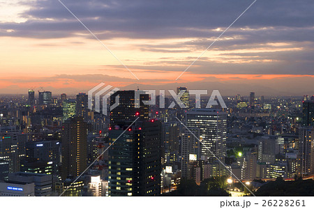 東京都市風景 夕景 夕日 夕焼け トワイライト 黄昏 富士山 高層ビル 三田 五反田 目黒方面の写真素材