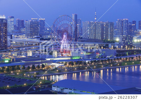 東京都市風景 ファンタジックな お台場 夜景 観覧車 東京スカイツリー 鮮やかな町並みの写真素材 2627