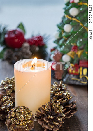 クリスマスイメージ[キャンドルとクリスマスツリー] 26228884