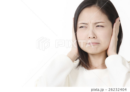 耳を塞ぐ若い女性 耳を塞ぐ若い女性 26232404