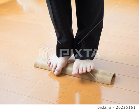 青竹踏みをして痛がる男性 26235161