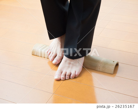 青竹踏みをして痛がる男性 青竹踏みをして痛がる男性 26235167