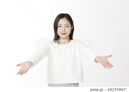お帰りなさいの若い女性 26235667