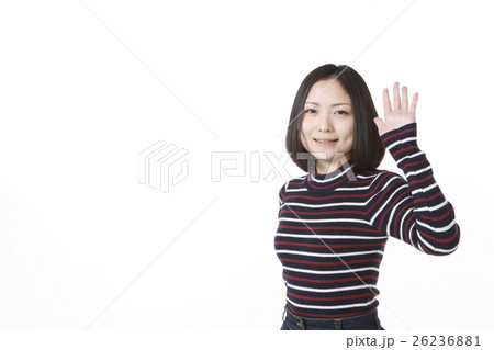 さよならポーズの若い女性 26236881