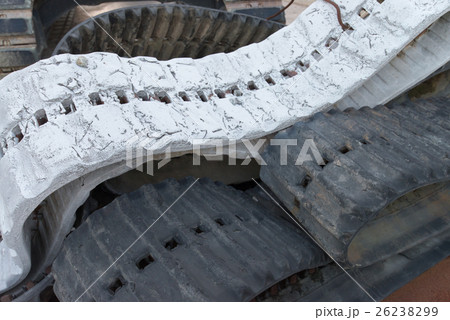 キャタピラ 使用済み 廃品 工事車両 ゴム 重機 都市開発の写真素材