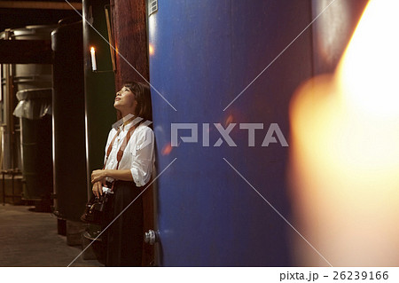 東北を観光する女性　酒蔵見学 26239166