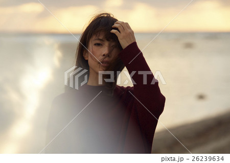 東北を観光する女性 東北を観光する女性 26239634