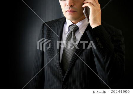 電話をする男性 電話をする男性 26241900