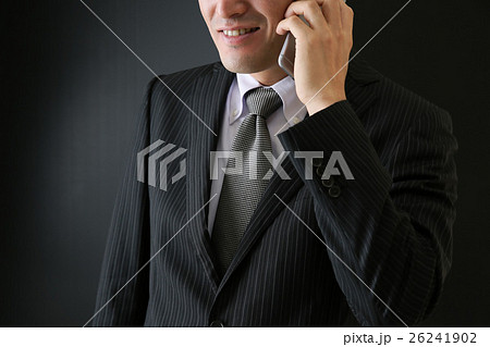 電話をする怪しい男性 電話をする怪しい男性 26241902