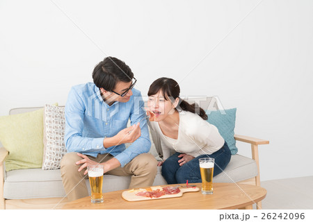 ワインを飲むカップル 26242096