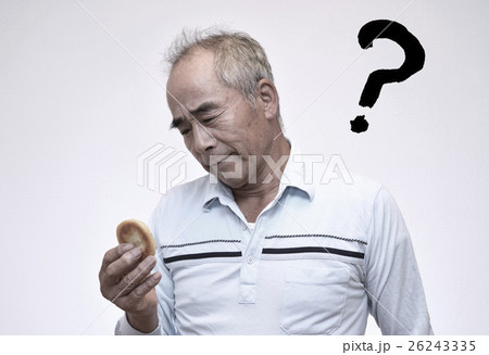 60代男性がお菓子を見て考えるイメージ 26243335