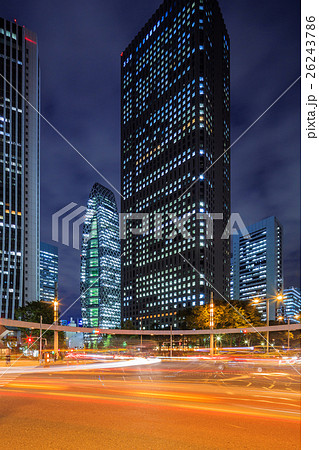 東京 新宿ビル街の夜景 新宿警察署裏交差点 の写真素材